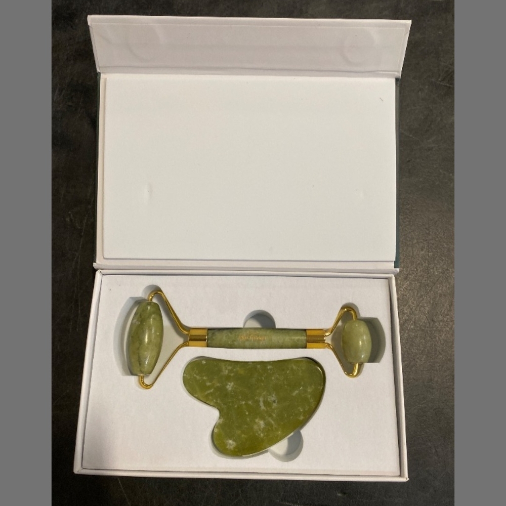 Arlee Granger -Green Jade Facial Roller and Gua Sha Set - Picture 3 of 4